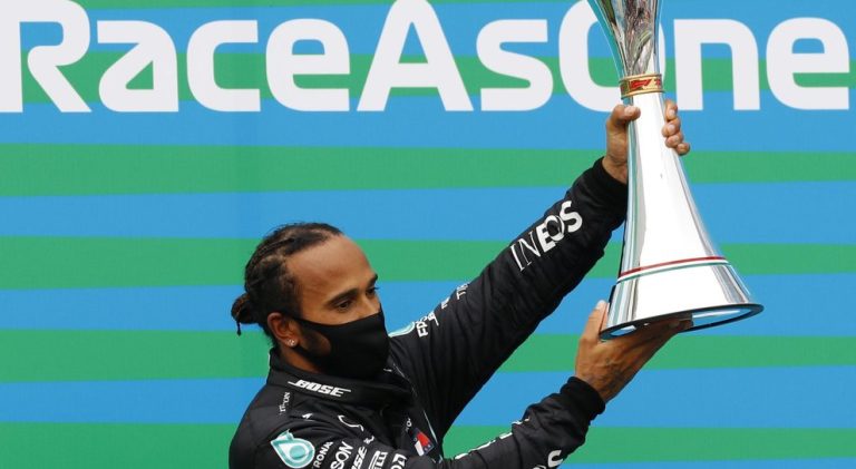 Formula 1, Hamilton invincibile: trionfa al Gp di Ungheria, Ferrari doppiate