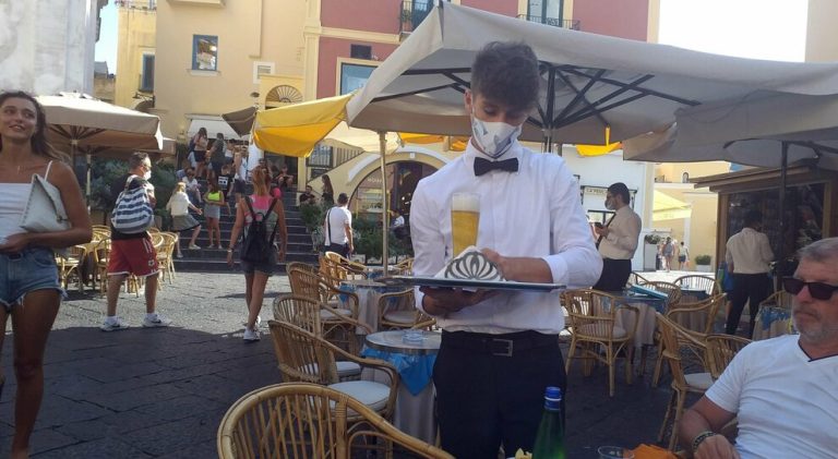 Salerno, prime tre multe da mille euro per mancato uso di mascherine nei luoghi chiusi