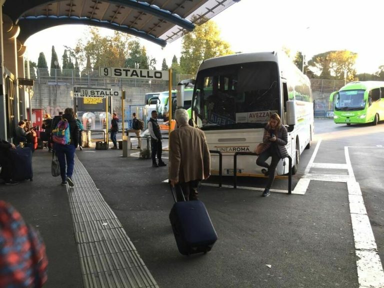 Roma, test sierologici per chi arriva nel Lazio in pullman alla stazione Tiburtina