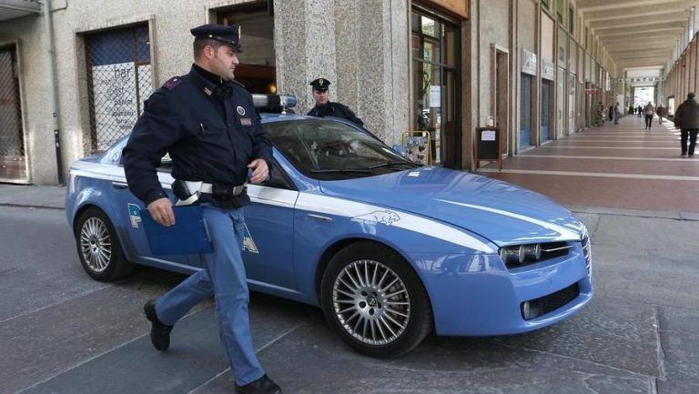 Armato di coltello rapina il Todis in via San Gordiano: arrestato dalla Polizia di Stato