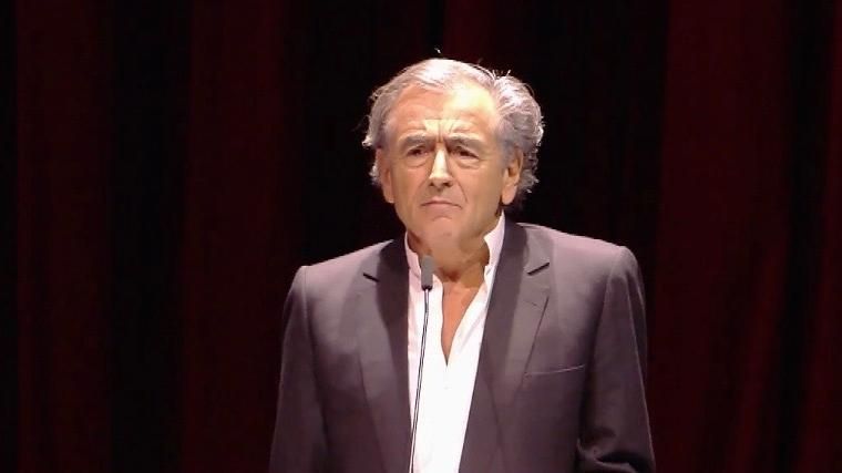 Coronavirus, parla il filosofo Bernard-Henri Levy: “Il Covid ha eclissato la questione migratoria e ha ritardato l’urgente presa di coscienza del dramma dei rifugiati”