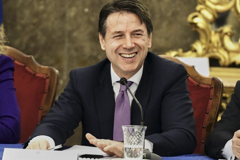 Recovery Fund, il premier Conte ironizza: “Sono in partenza per Bruxelles, stiamo affilando le armi… stavo per dire, ma sarebbe una metafora impropria”