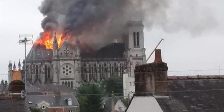 Francia, violento incendio avvolge la cattedrale Saint-Pierre et Paul di Nantes