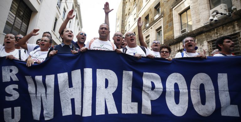 Napoli, i sindacati cercano una soluzione per i 420 lavoratori della Whirlpool