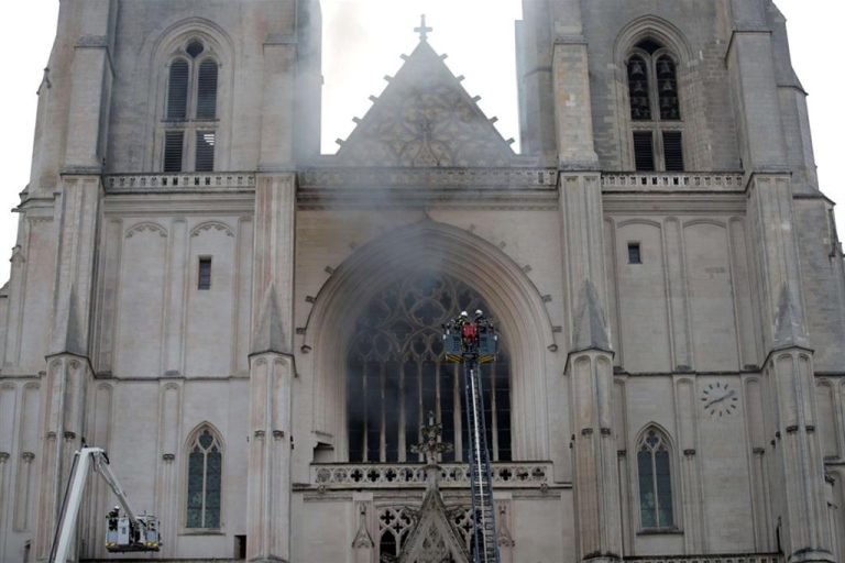 Francia, incendio alla cattedrale di Nantes: fermato un uomo