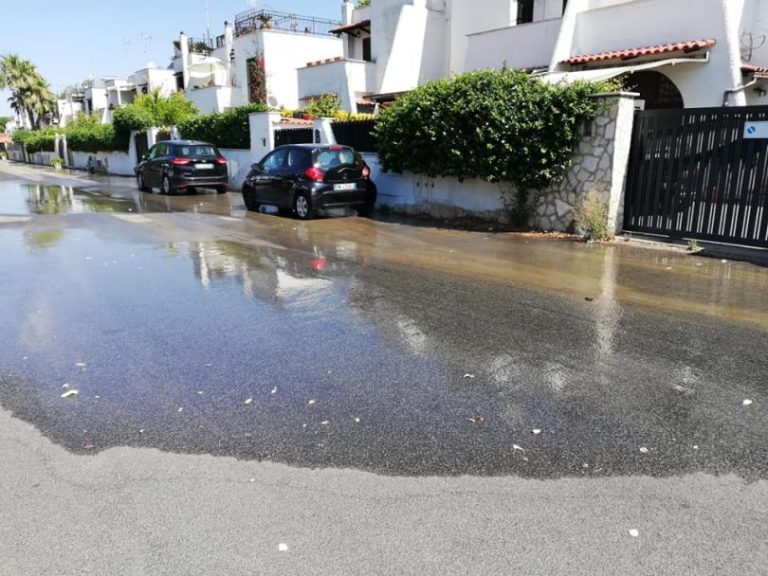 Via Fregene a Cerenova come una piscina e nessuno interviene