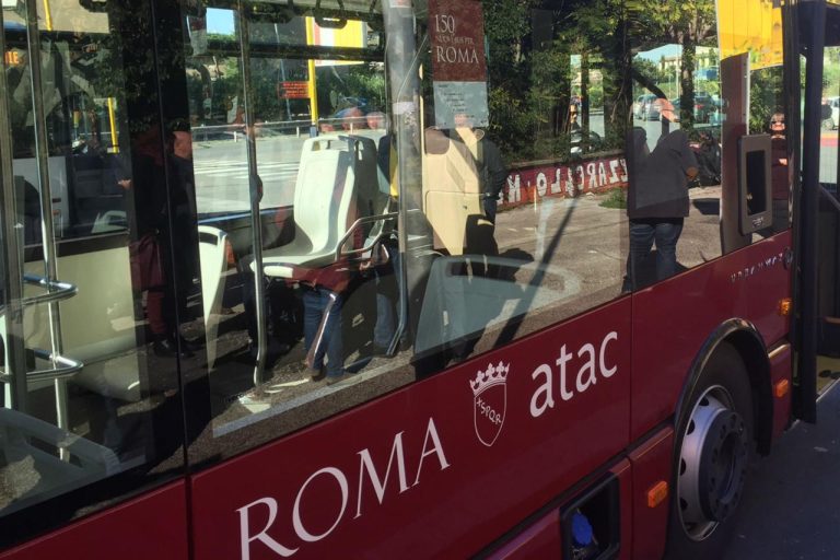 Roma, autista di un bus brutalmente aggredito per aver chiesto ad un passeggero di indossare la mascherina. La solildarietà della sindaca Raggi