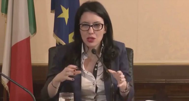 Fase 3, la ministra Azzolina rassicura: “Le scuole il 14 settembre riapriranno, le famiglie devono stare tranquille ed evitare di sentire i campanelli di allarme dei Salvini di turno”