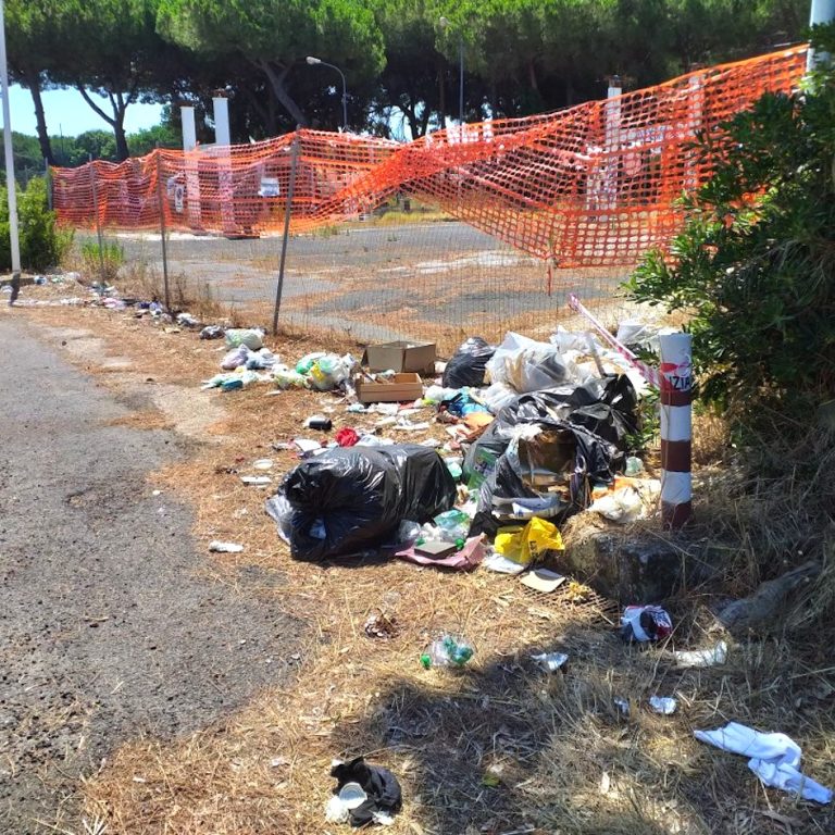 Ex benzinaio trasformato in discarica