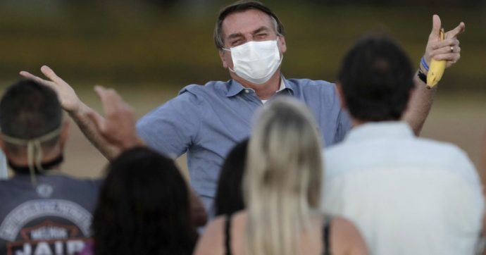 Coronavirus, il presidente Brasiliano Jair Bolsonaro ammette: “Sono debole e ho la muffa nei polmoni”