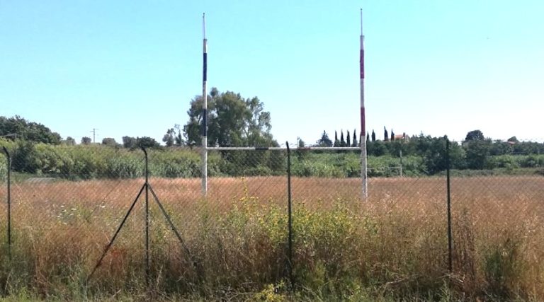 Campo da rugby in stato di abbandono