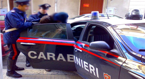 Napoli, indagati quattro carabinieri per avere prodotto esposti anonimi contro alcuni ex ufficiali e di essersi collegati abusivamente al sistema informatico per favorire alcuni esponenti della camorra locale