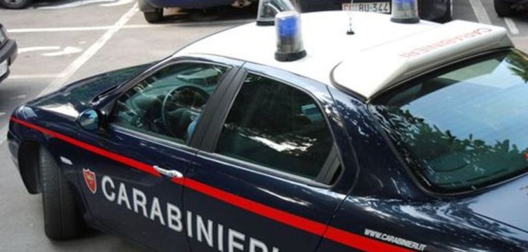 Biancavilla (Catania), 46enne è stato accoltellato alla schiena. Si segue la pista della gelosia