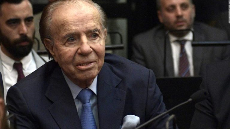 Argentina, l’ex presidente Carlos Menem a 90 anni si risposa con la prima moglie Zulema Yoma