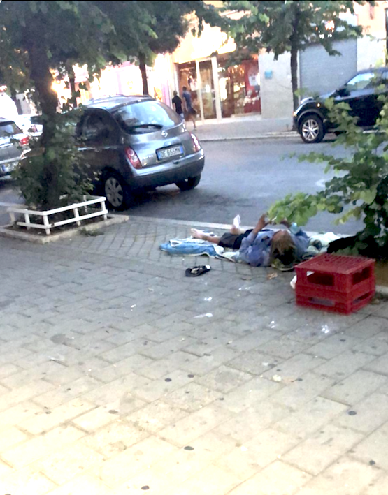 Clochard su Viale Italia scatenano l’ira di commercianti e cittadini