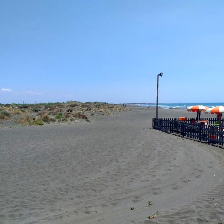 Quella terra di nessuno sulla spiaggia tra Marina di San Nicola e Fiumicino