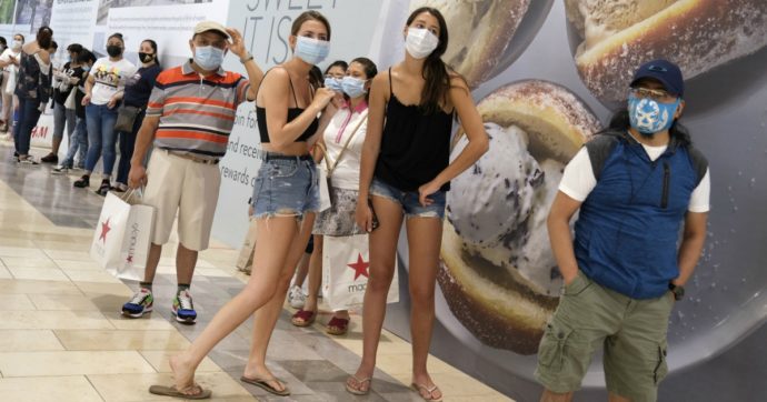 Usa, il presidente Trump ‘ostenta’ sicurezza nonostante il record di nuovi contagi: “Il tasso di mortalità è sceso di 10 volte!”