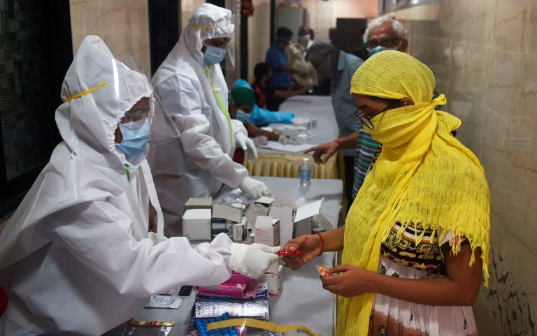 Coronavirus, caos in India: in tre giorni quasi un milione di contagi
