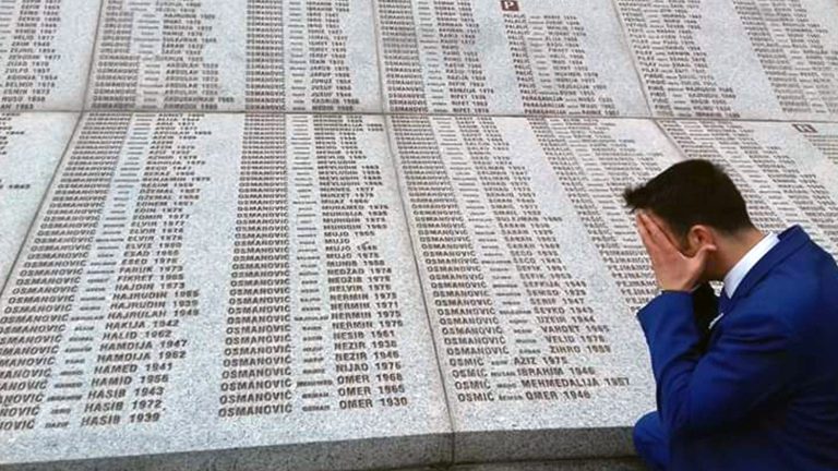 Genocidio di Srebrenica, la Farnesina: “Oggi commemoriamo le vittime a distanza di 25 anni”