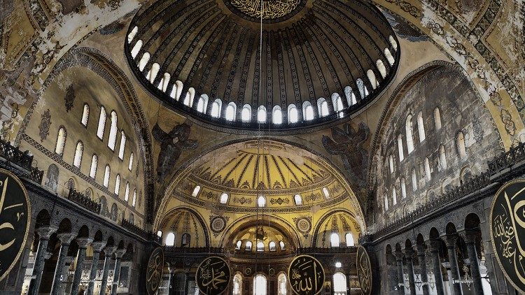 Turchia, alla moschea di Santa Sofia sono ammesse per la preghiera 500 persone