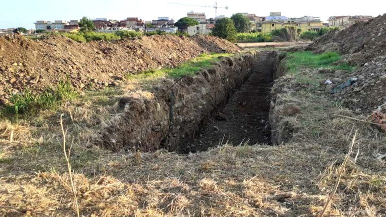 Cumuli di terra al Cerreto di Ladispoli, con via vai di camion: restano le mega buche