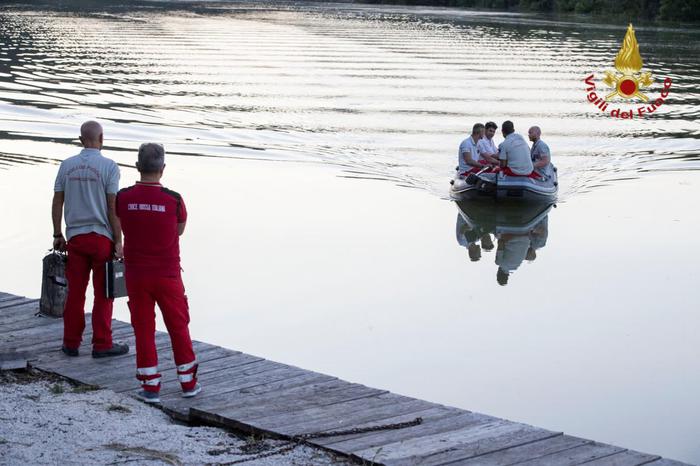 Roma, recuperati i corpi delle due persone a bordo dell’elicottero precipitato nel Tevere a Nazzano