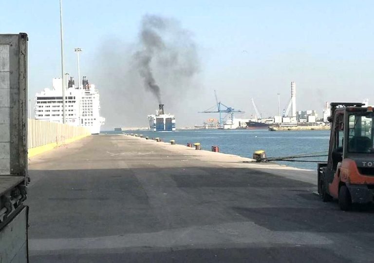 Coltre nera su Civitavecchia, la Guardia Costiera denuncia un traghetto e sanziona una nave da crociera