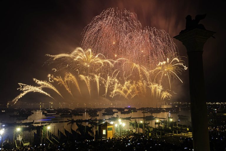 Coronavirus, la città di Venezia annulla i fuochi d’artificio per il Redentore