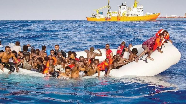 Migranti, un gommone con 120 persone è alla deriva ad una cinquantina di miglia dalle coste libiche