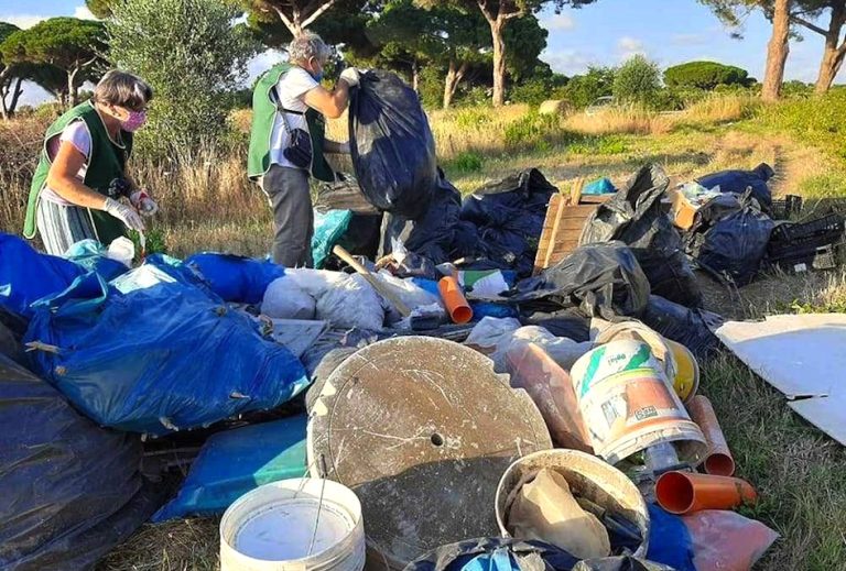 Discarica a cielo aperto: intervento delle Guardie Ecozoofile Fare Ambiente