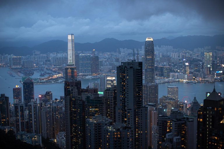 Hong Kong, la Cina sta valutando di non riconoscere i passaporti inglesi per l’ex protettorato