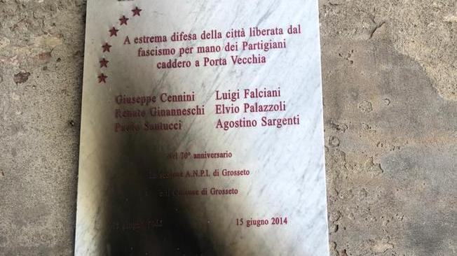 Grosseto, incendiata la lapide che ricorda il martirio di sei partigiani