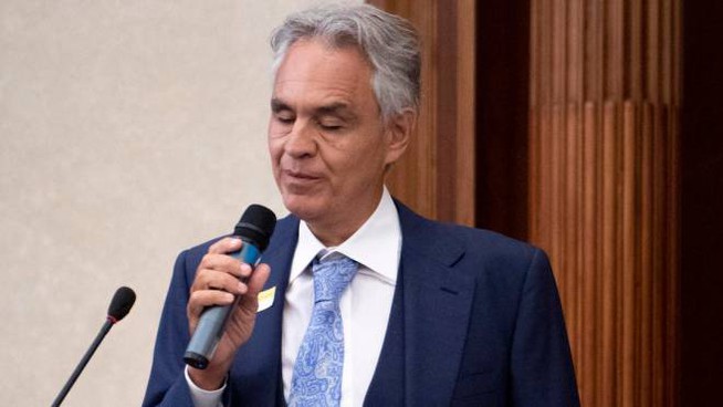 Coronavirus, dopo le aspri polemiche sui social media, Andrea Bocelli chiarisce:  “Se il mio intervento al Senato ha generato sofferenza, di questo io chiedo sinceramente scusa, perché proprio non era nelle mie intenzioni. Così come nelle mie intenzioni non era di offendere chi dal Covid è stato colpito”.     Andrea Bocelli chiede scusa dalle sue pagine social, dopo l’intervento al convegno in Senato, sul Coronavirus organizzato da Armando Siri e Vittorio Sgarbi, che ha scatenato molte polemiche per le parole del tenore. Nel suo intervento Bocelli esprimeva dubbi sulla gravità della situazione e si è detto “umiliato e offeso” per le limitazioni alla sua libertà durante il lockdown.     In un video pubblicato su Facebook, Bocelli esprime il suo rammarico: “Da sempre mi sono speso per combattere la sofferenza e l’ho fatto anche recentemente con l’avvento di questa sciagurata pandemia, come molti sanno”. Il tenore nel video ricorda come lui stesso sia stato colpito dal virus. “La mia famiglia non è stata risparmiata dal virus: siamo stati tutti quanti contagiati e tutti abbiamo temuto il peggio; perché nessuno può conoscere l’andamento di una malattia come questa, che è ancora oggi sconosciuta”.     “Lo scopo del mio intervento al Senato – spiega ancora – era quello di sperare in un prossimo futuro in cui i bambini soprattutto, possano ritrovare la normalità, possano sperare di vivere “da bambini”, giocando tra loro, abbracciandosi, come devono fare i bambini per poter crescere sani e sereni. Questo solo era il senso del mio intervento ed a tutti quelli che a causa del modo in cui mi sono espresso – sicuramente non il più felice – e dalle mie parole hanno trovato ragioni per sentirsi offesi o hanno sofferto per quello che ho detto, a loro chiedo sinceramente scusa, perché le mie intenzioni erano tutt’altre, erano esattamente il contrario. Buona giornata”