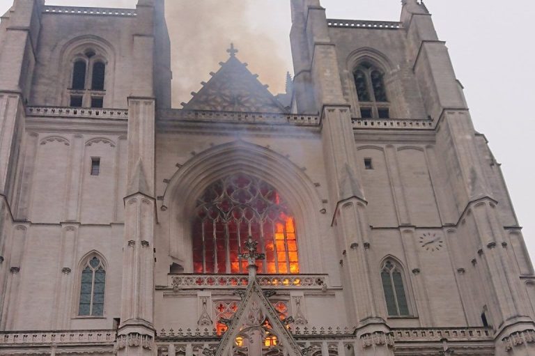 Francia, domato il rogo alla Cattadrale di Nates: si indaga per incendio doloso