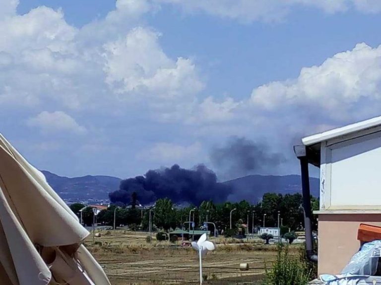 Fiamme in un deposito di barche e piscine al km 41,600 della via Aurelia