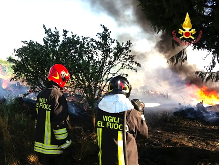 A fuoco sterpaglie a Borgo S. Martino, fiamme domate dai Vigili del Fuoco