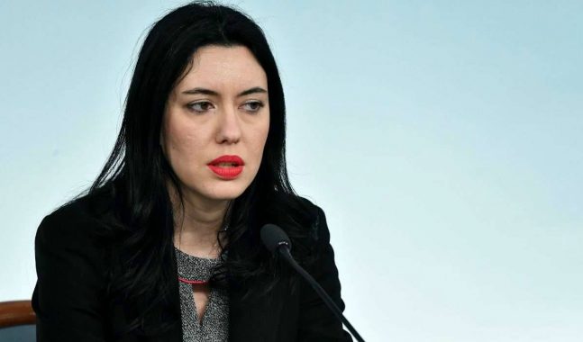 Scuola, alla fine ‘sbotta’ la ministra Azzolina: “Basta con le polemiche, si torna in classe il 14 settembre”