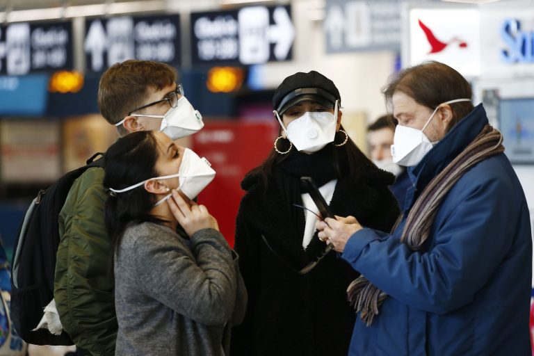 Coronavirus, la mascherina è importante per evitare il contagio anche nei luoghi aperti