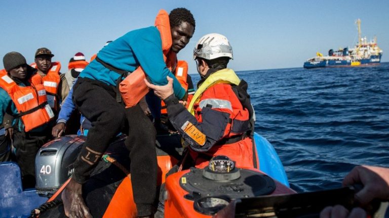 Migranti, nuovi sbarchi a Lampedusa di 675 persone