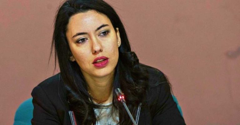 Scuola, la ministra Azzolina difende la decisione di implementare l’utilizzo di universitari non ancora laureati per le supplenze