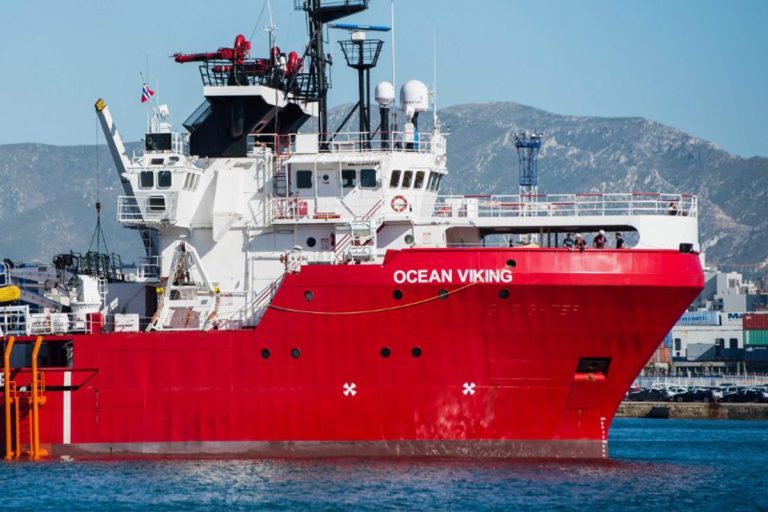 Allarme di Sos Mediterranee: “Le tensioni a bordo della Ocean Viking stanno aumentando e alcuni migranti minacciano di buttarsi a mare”
