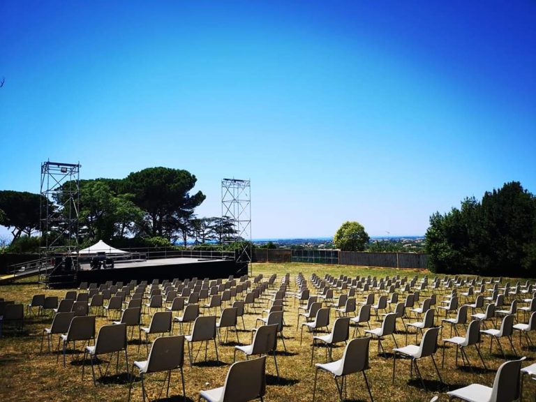 Venerdì al Parco della Legnara in scena Margot Theatre con “Il Bar sotto il Mare”