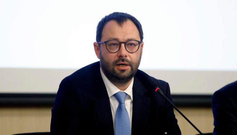 Recovery Fund, parla il ministro Patuanelli: “Ritengo che le risorse ci saranno per portare avanti il superbonus per tutto il settennato della programmazione economica-finanziaria europea”