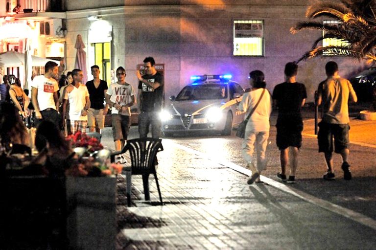 Movida Fiumicino, la Polizia chiude due localiper assembramento e multe a 3 minicar truccati