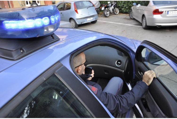 Marconia di Pisticci (Matera), massacra il nonno con 26 coltellate e 11 colpi di bastone: arrestata la nipote di 26 anni