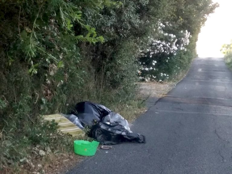 Ancora rifiuti abbandonati in strada