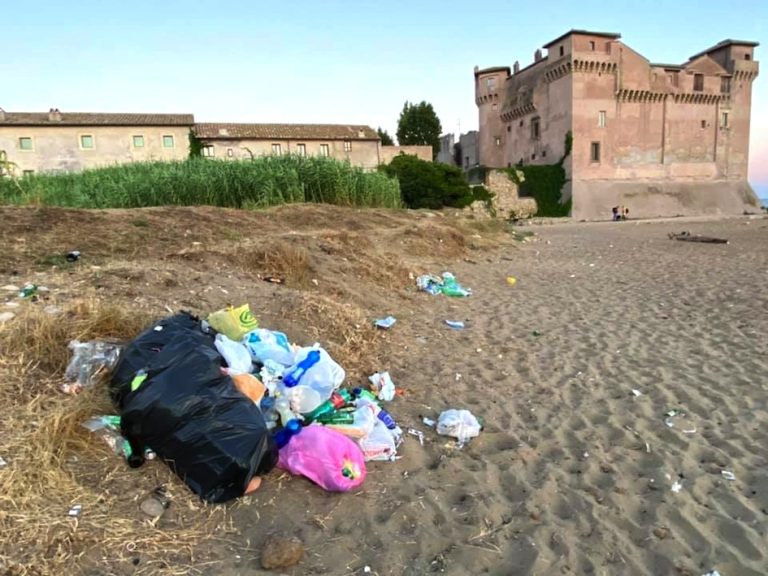 La spiaggia di Santa Severa trasformata in discarica