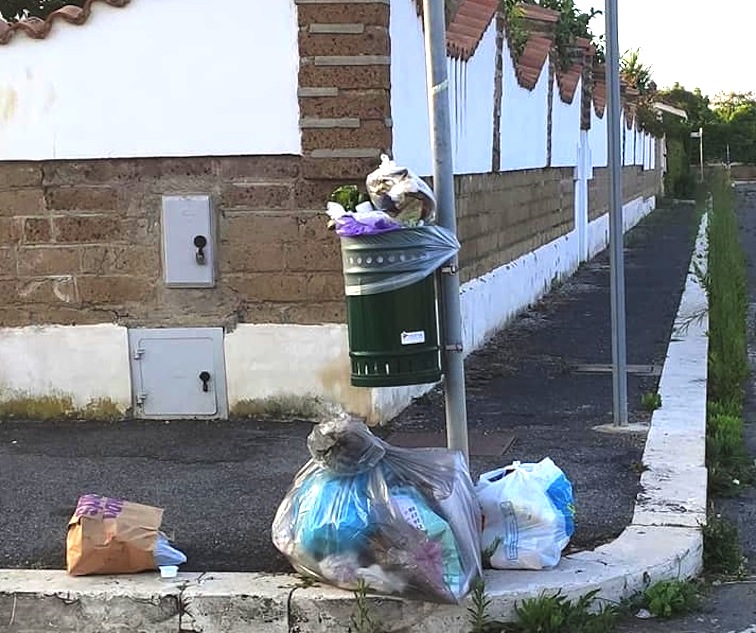 Esplosa l’ira dei cittadini durante il week end:rifiuti abbandonati in strada e rubinetti a secco