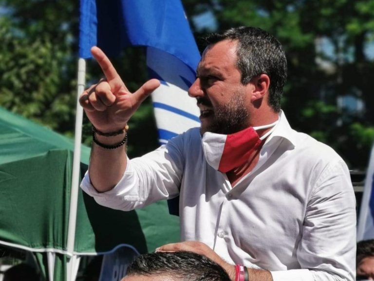 Portello (Milano), il figlio 15enne di Selvaggia Lucarelli contesta Matteo Salvini: è stato poi identificato dalla polizia