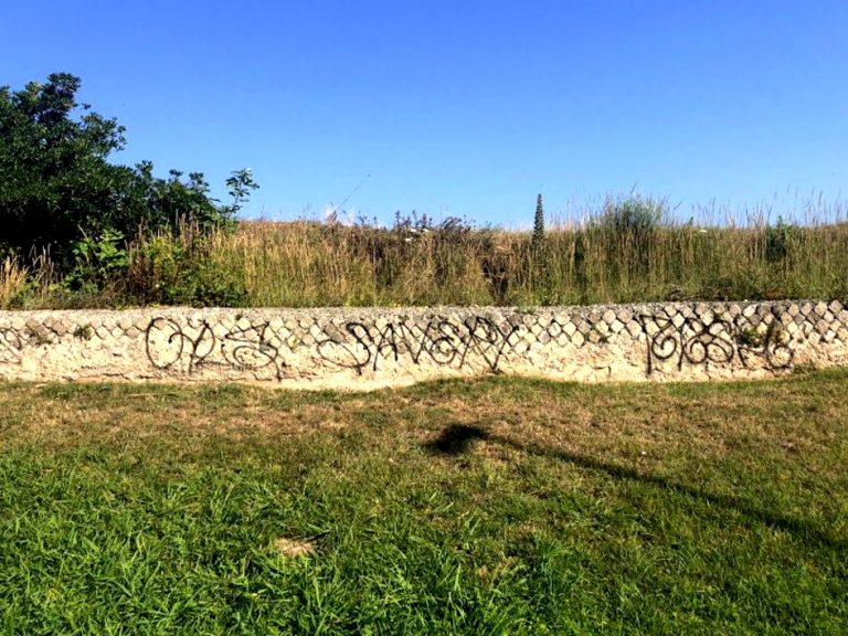Assalto dei vandali a Marina di San Nicola